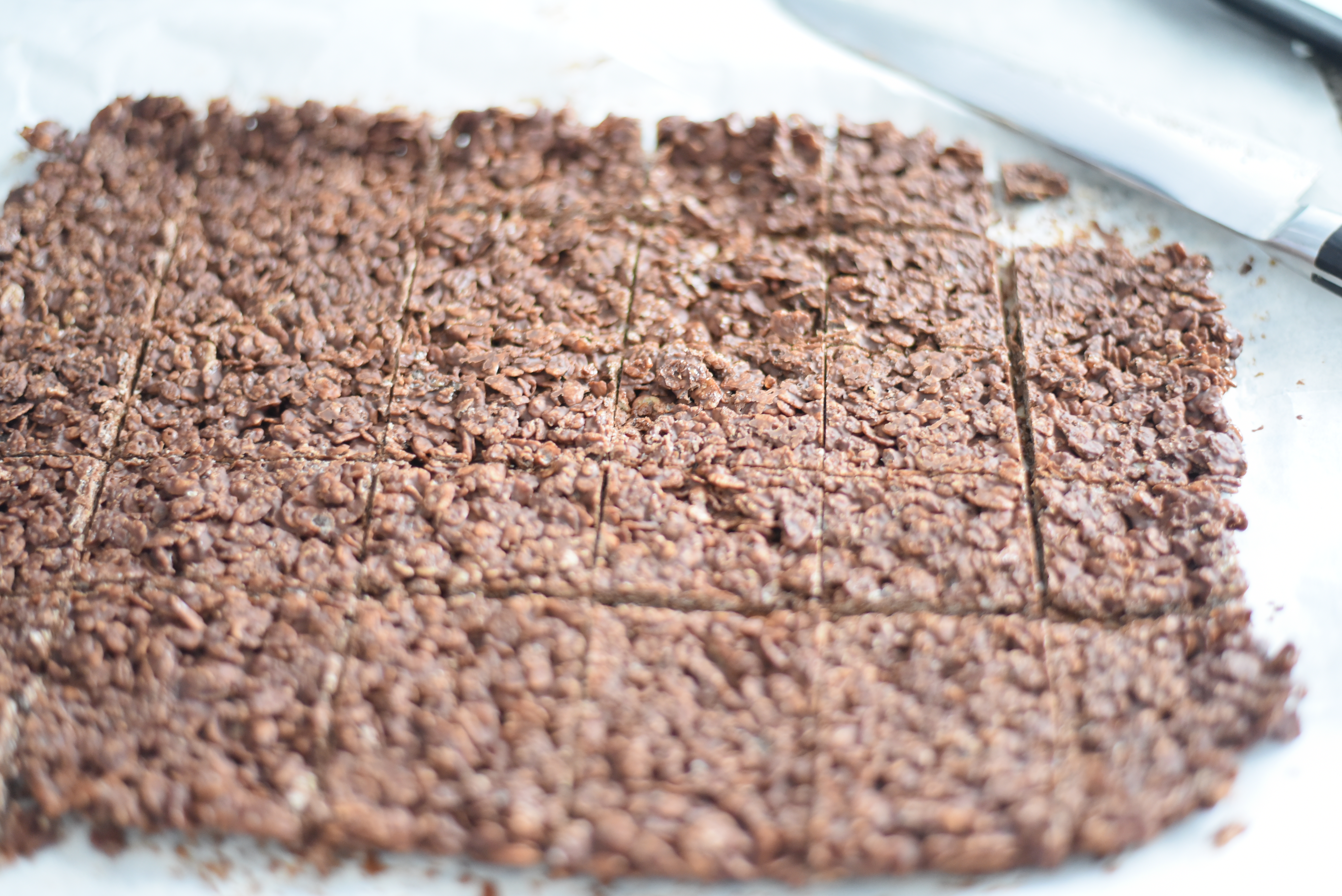 Flatten the chocolate-rice mix and place in the fridge for at least 2 hrs.